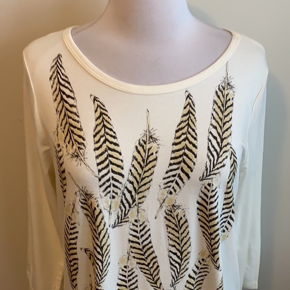Karen Kane Amber Waves Feather Print Tee - Picture 6 of 10